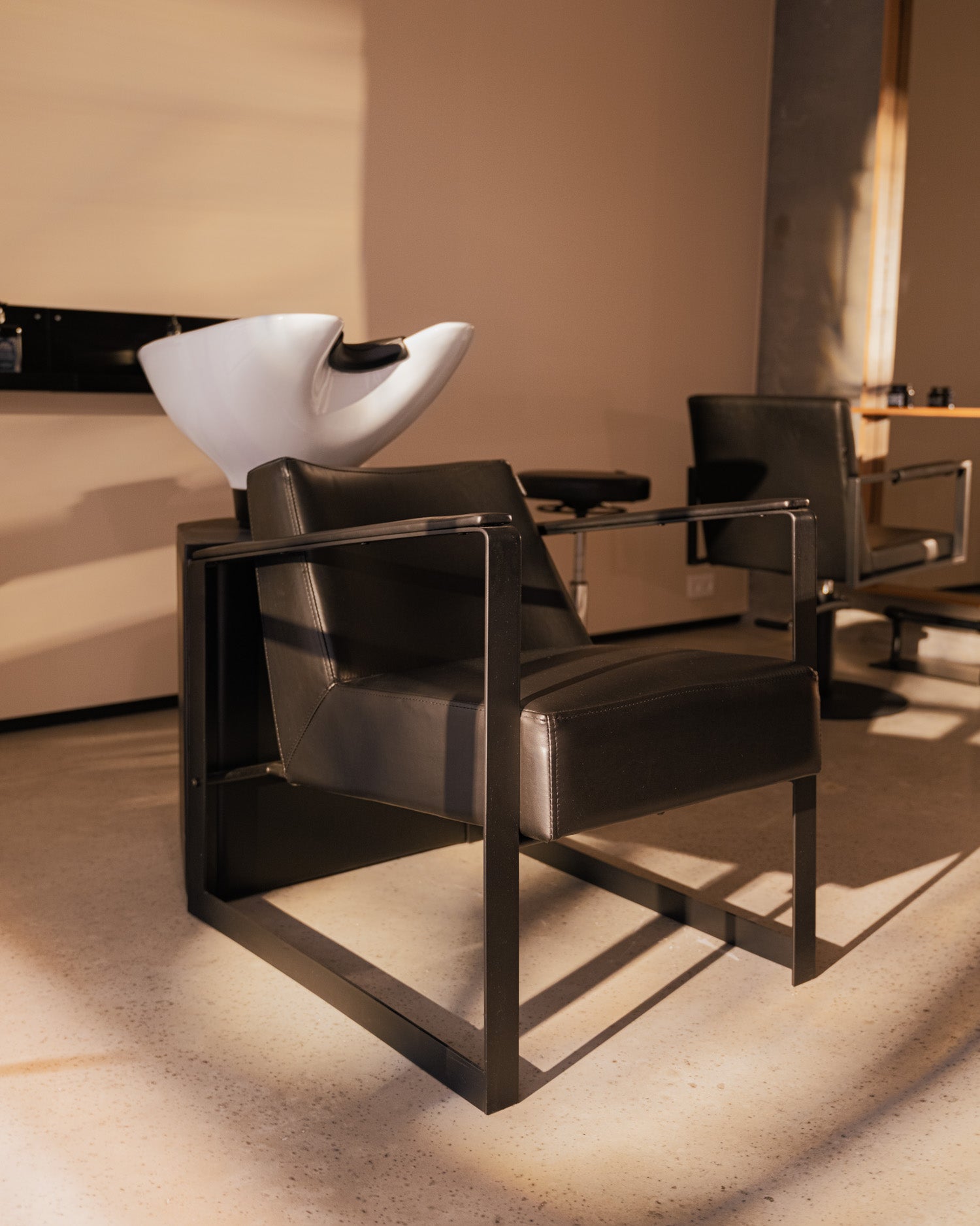 Lambert - Sort vaskestol - Hvit kumme